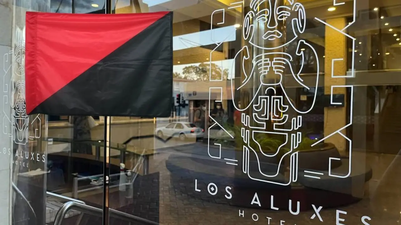 ¿Qué significa la bandera roja y negra en una huelga? Foto: Hotel Los Aluxes