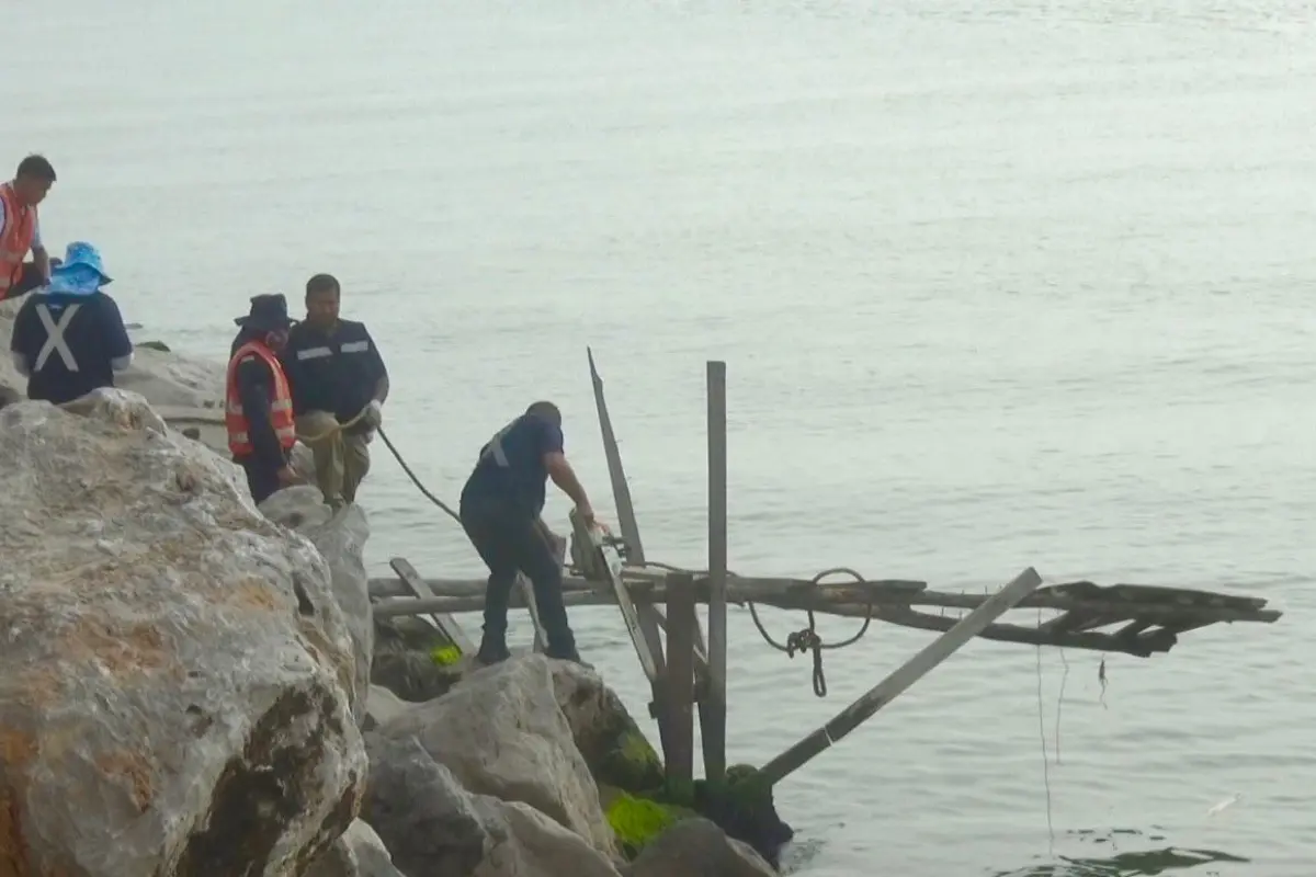 Por el peligro que representan para pescadores y turistas, fueron retirados los muelles ilegales de las escolleras de playa Miramar. Foto: Axel Hassel