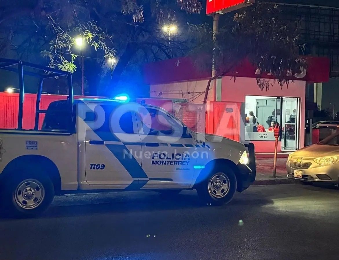 Policías de Monterrey afuera del negocio que sufrió el robo de las llaves. Foto: POSTA MX.