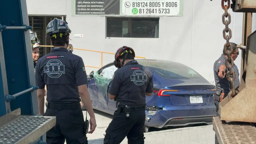 Choca tren con Tesla en San Pedro y lo destroza