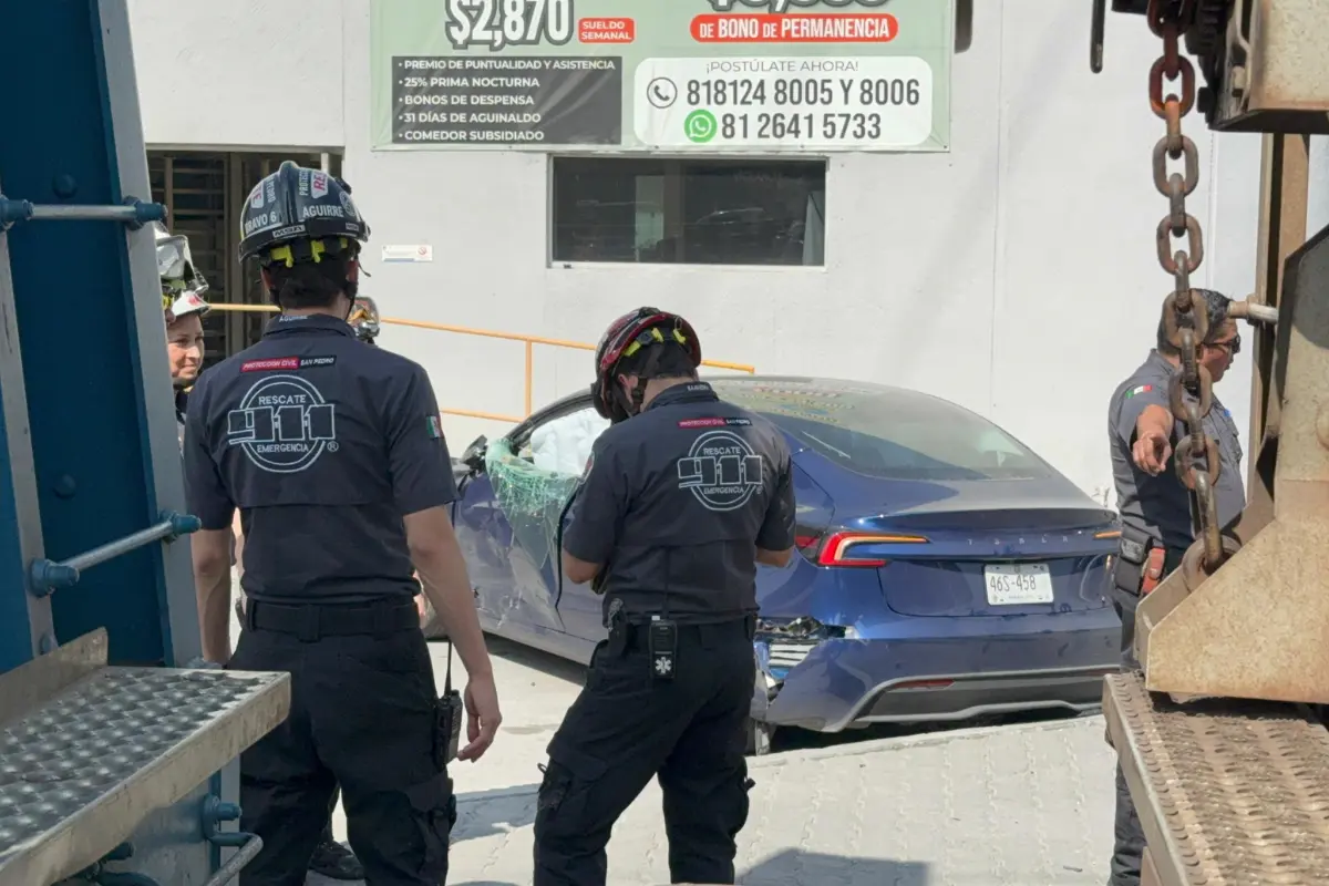 El Tesla quedó destrozado tras impactar al ferrocarril/Foto: PC/911 San Pedro