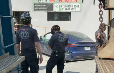 Choca tren con Tesla en San Pedro y lo destroza