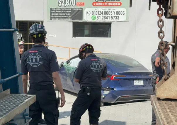 Choca tren con Tesla en San Pedro y lo destroza