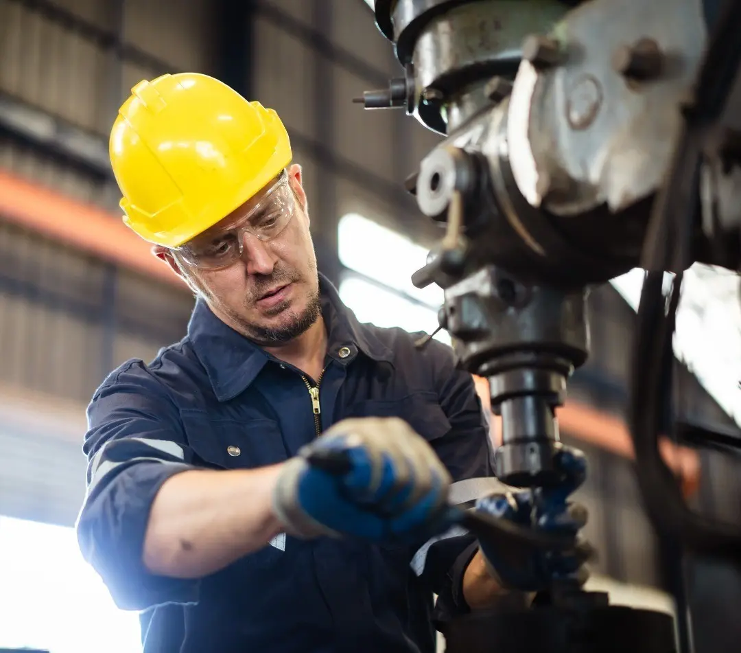 Trabajador de una fábrica manufacturera en Nuevo León misma que llegó producto del Nearshoring. Foto: Canva.