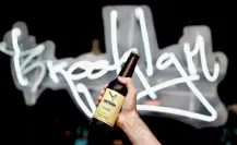 El pueblo siempre salva al pueblo; Restaurante Brooklyn rescata a Cerveza Refrán