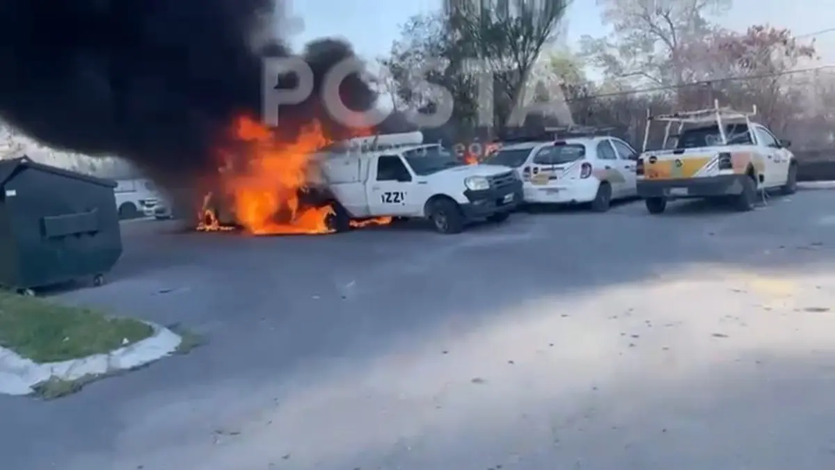 El combate de un incendio que afectaba a una empresa ubicada en la Carretera a Reynosa. Foto: Ray Elizalde