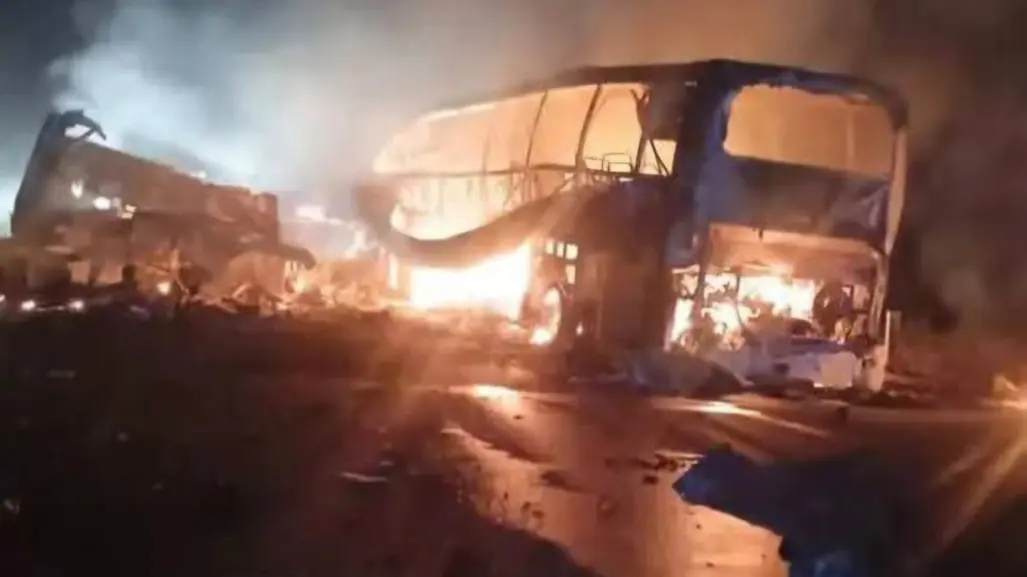 Autobús de pasajeros choca y se incendia en Campeche; cubría la ruta Cancún-Villahermosa