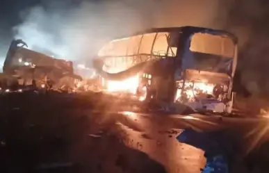 Autobús de pasajeros choca y se incendia en Campeche; cubría la ruta Cancún-Villahermosa