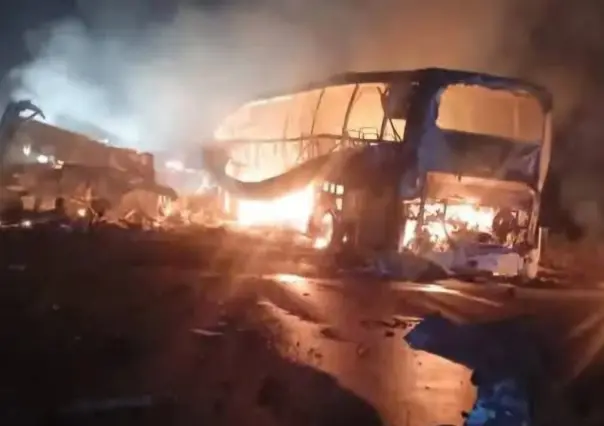 Autobús de pasajeros choca y se incendia en Campeche; cubría la ruta Cancún-Villahermosa