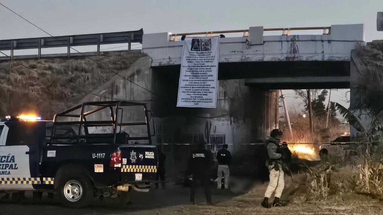 Autoridades investigan el hallazgo de cinco cuerpos colgados en un puente de Salamanca junto a una narcomanta. Foto: Jesús Padilla