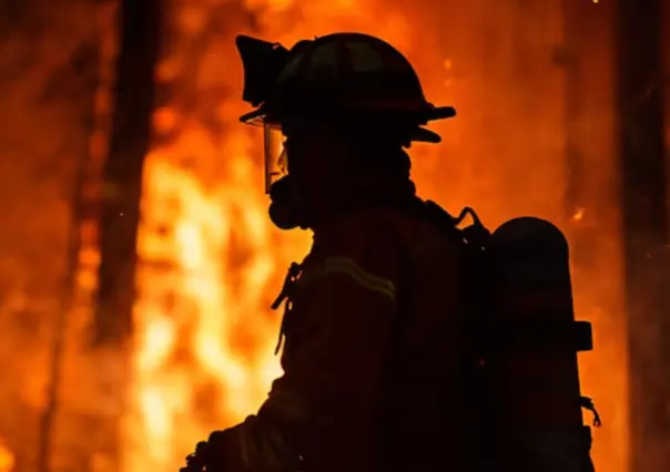 Reportan fuerte incendio de pastizal en la autopista México-Querétaro, en Polotitlán