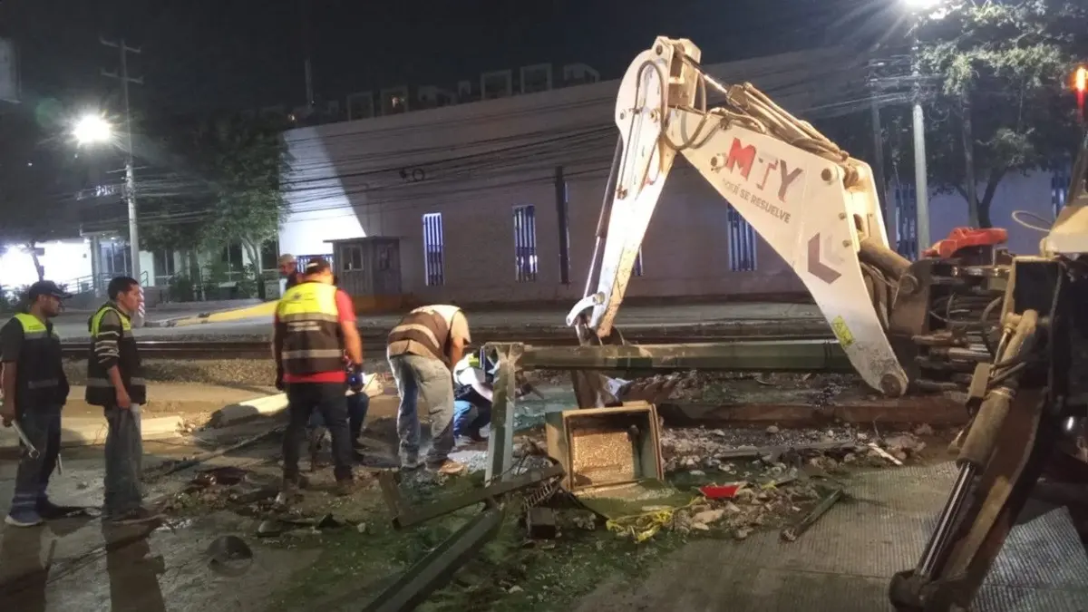 Limpian vialidad tras choque entre tren y autobús en el municipio de Monterrey