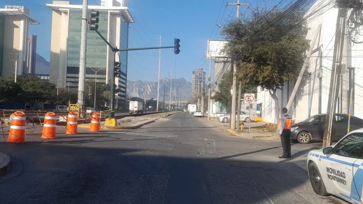 Limpian vialidad tras choque entre tren y autobús en el municipio de Monterrey
