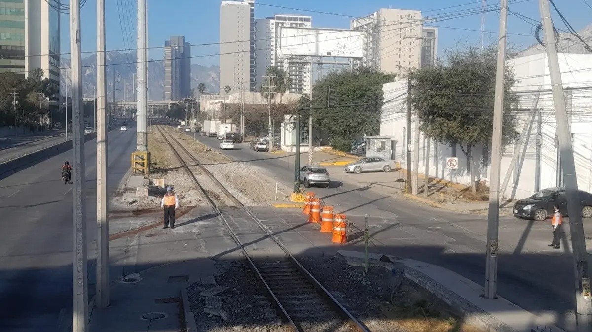 Limpian vialidad tras choque entre tren y autobús en el municipio de Monterrey