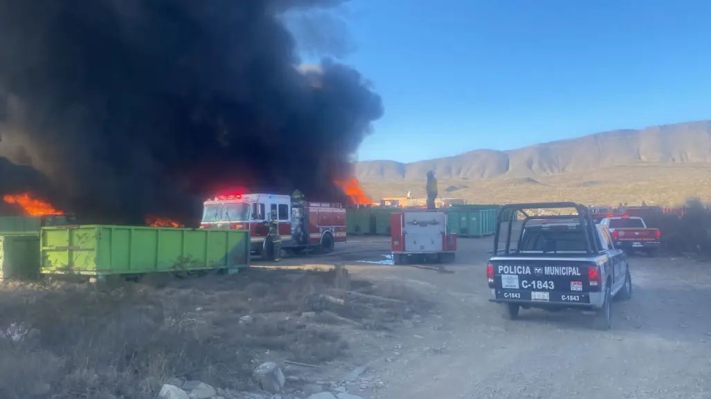 Incendio en tarimera de la Carretera Saltillo-Torreón