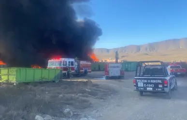 Incendio en tarimera de la Carretera Saltillo-Torreón