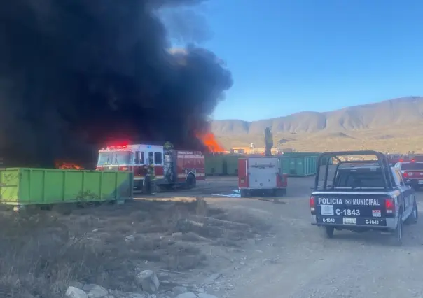 Incendio en tarimera de la Carretera Saltillo-Torreón