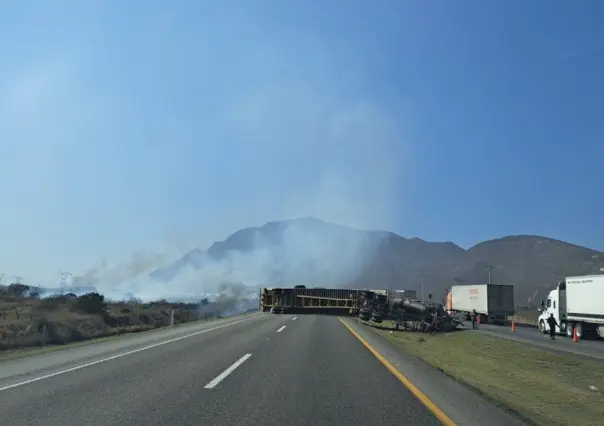 Accidente vial e incendio generan cierre parcial en la carretera Saltillo-Monterrey