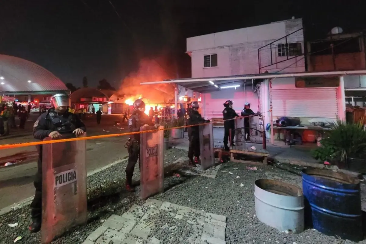 Policías resguardando la zona del incendio Central de Abastos CDMX. Foto: Ramón Ramírez