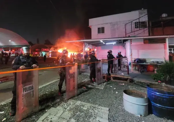 VIDEO | Arden 2 naves industriales en Central de Abasto de CDMX, hay cuantiosas pérdidas