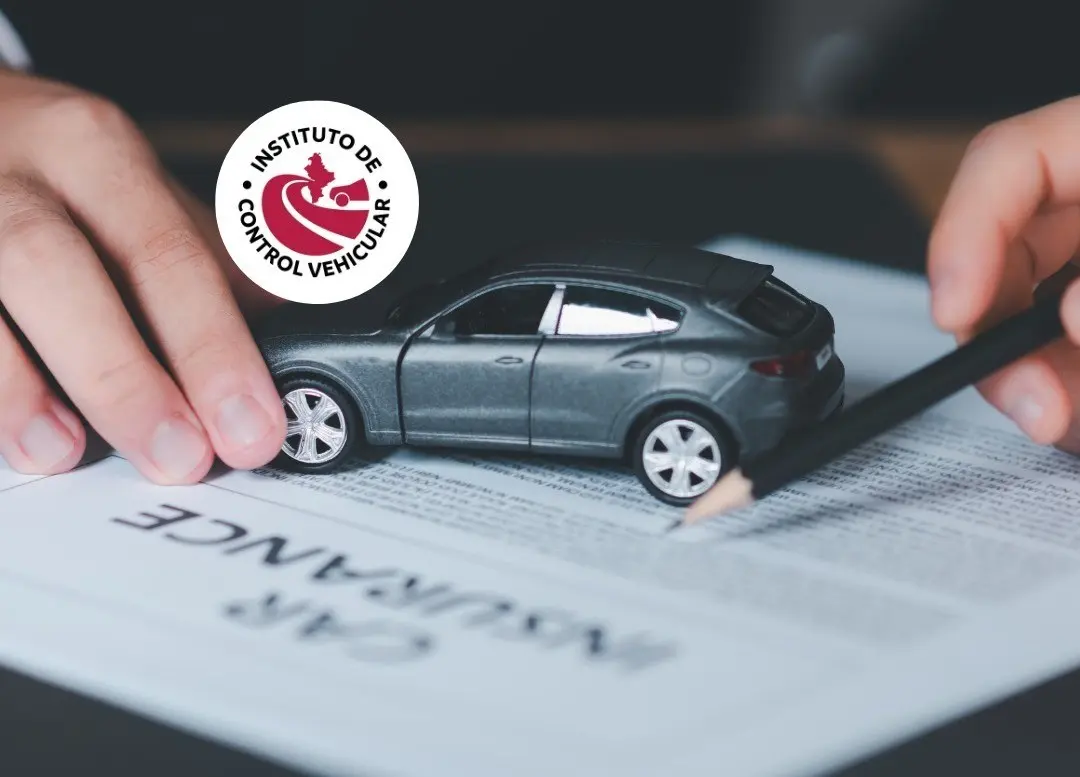 Persona firmando pago del refrendo vehicular en Juárez. Foto: Canva/ICVNL.