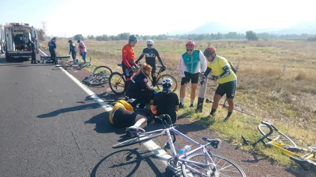 Automovilista arrolla a grupo de ciclistas en Acolman