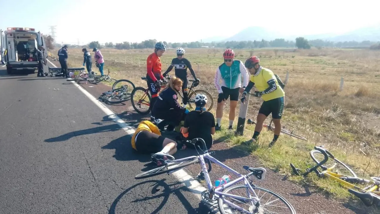 Los ciclistas fueron embestidos en la carretera México- Pirámides, dejando un saldo de tres heridos y un fallecido. Foto: X (@VientoInforma).