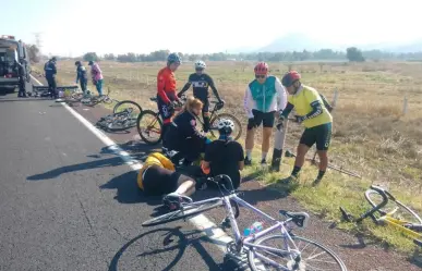 Automovilista arrolla a grupo de ciclistas en Acolman