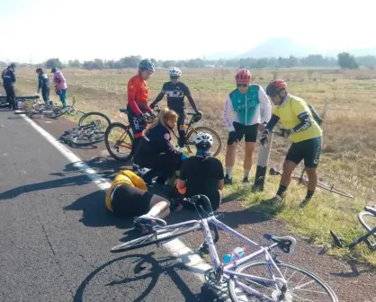 Automovilista arrolla a grupo de ciclistas en Acolman