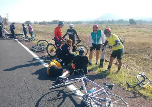 Automovilista arrolla a grupo de ciclistas en Acolman