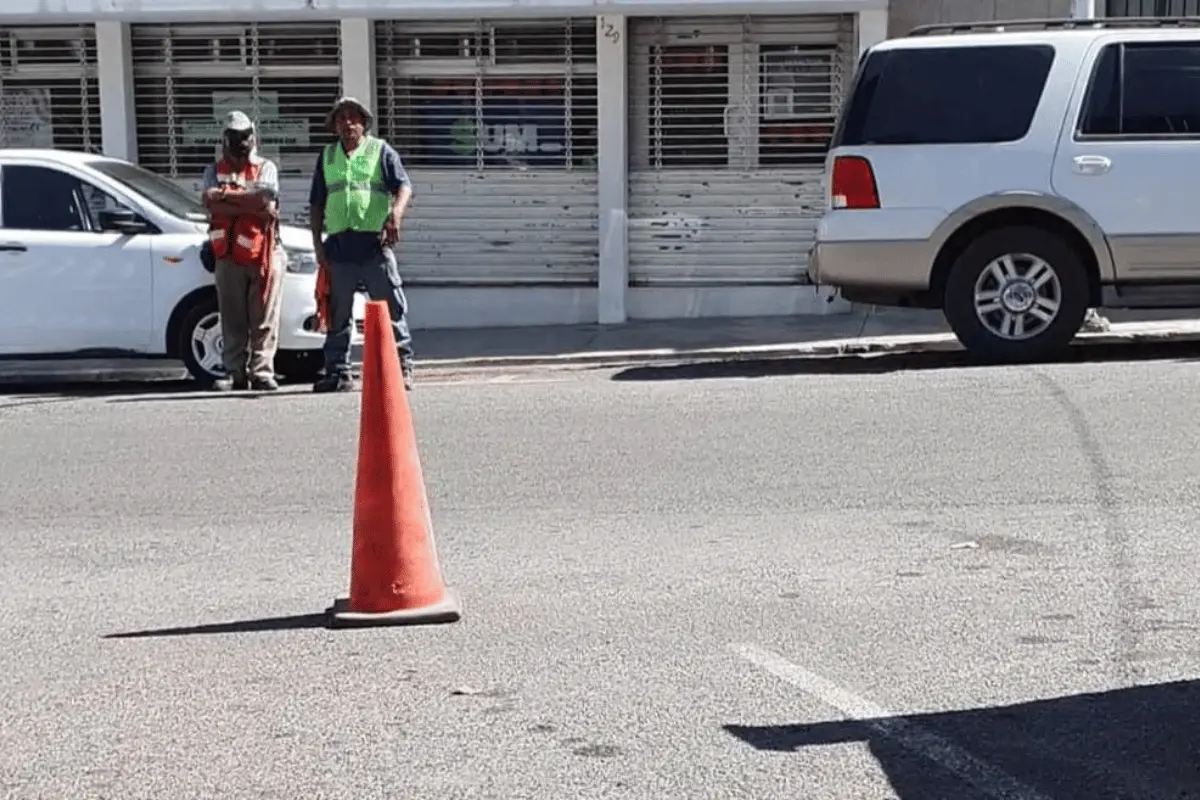 Algunos automovilistas optan por no pagar a los franeleros, lo que a menudo resulta en daños a sus vehículos. /Foto: Claudia Almaraz