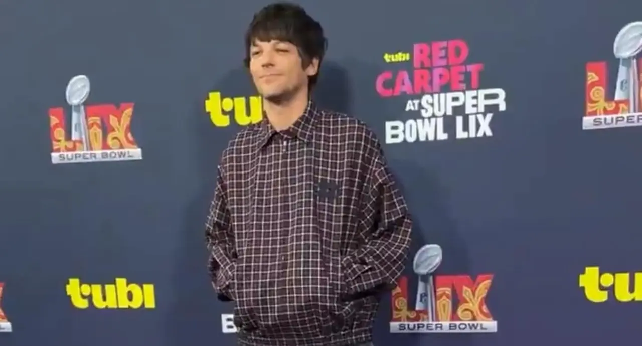 El cantante británico, Louis Tomlinson, se encuentra entre los asistentes al Super Bowl LIX. Foto: Captura de video de la NFL