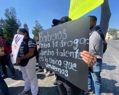 Barberos protestan en Toluca tras clausuras por Operativo Atarraya