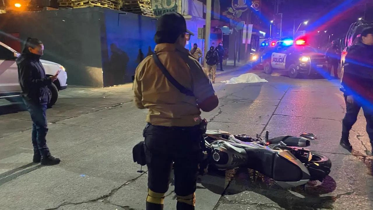 Motociclista pierde la vida al derrapar en la avenida Nazas