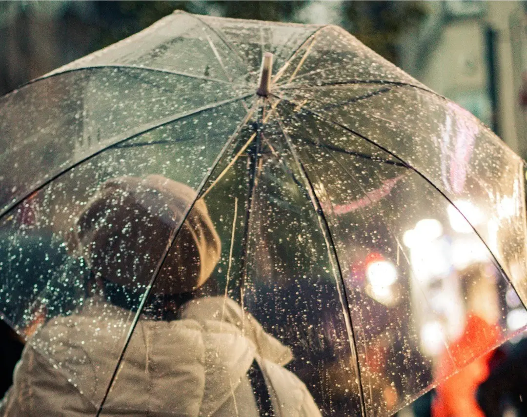 Persona con un paraguas para protegerse de la lluvia. Foto: Canva.