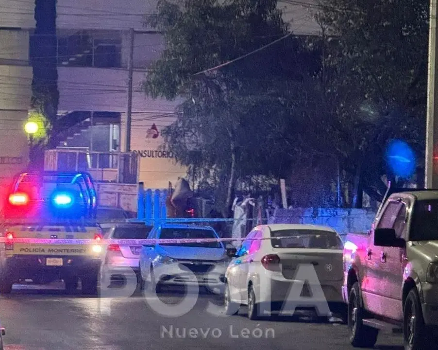 Patrulla de la Policía de Monterrey en calles de la colonia Moderna donde ocurrió la ejecución. Foto: POSTA MX.