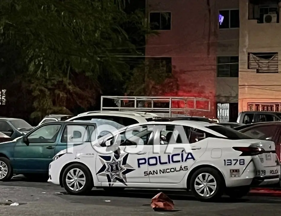 Patrulla de la policía de San Nicolás afuera de los complejos en donde ocurrió un homicidio. Foto: POSTA MX.