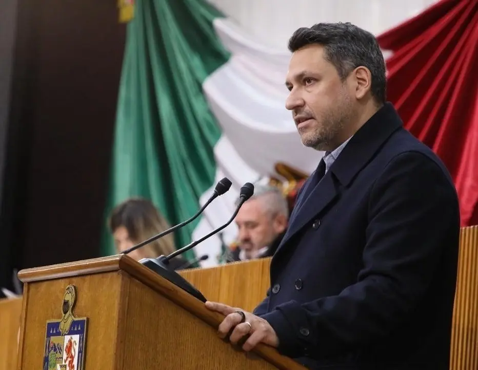 Tomás Montoya diputado de Morena en el estrado del Congreso de Nuevo León. Foto: Armando Galicia.