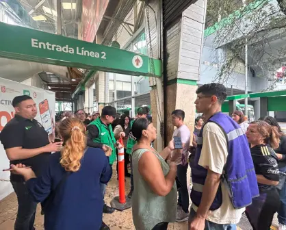 Usuarios acuden a la Estación Cuauhtémoc para recibir 10 viajes mensuales gratis