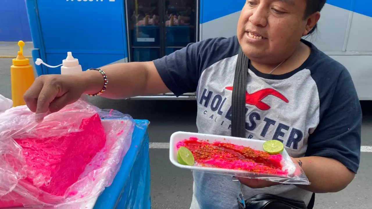 Martín es un vendedor de turrón en la capital mexiquense orgulloso de su oficio. Foto: Posta