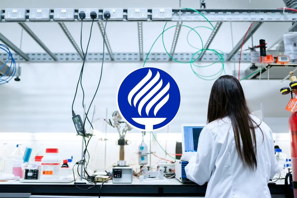 El Tec de Monterrey cuenta con diversos proyectos de innovación en áreas como la inteligencia artificial, la biotecnología y la ingeniería sustentable Foto: Canva