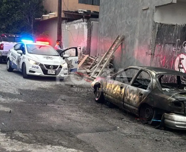 Policías de San Nicolás en la zona donde el auto quedó calcinado. Foto: POSTA MX.