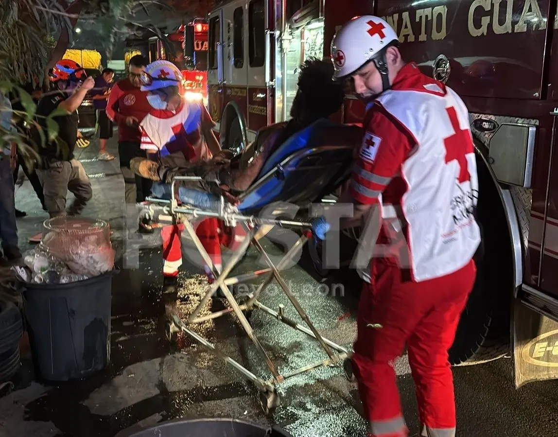 Bomberos de Guadalupe y paramédicos de la Cruz Roja tras rescatar al hombre del incendio. Foto: POSTA MX.