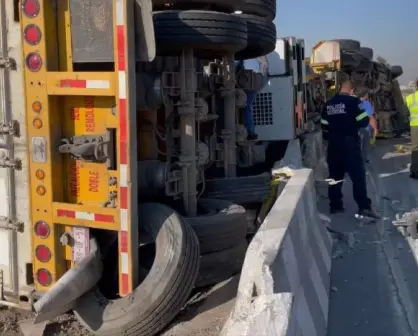 ¡Precaución! Vuelca tráiler en el Circuito Exterior Mexiquense