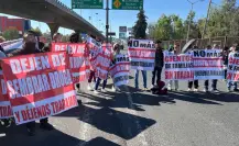 Van contra Atarraya; trabajadores de barberías bloquean Periférico en Naucalpan