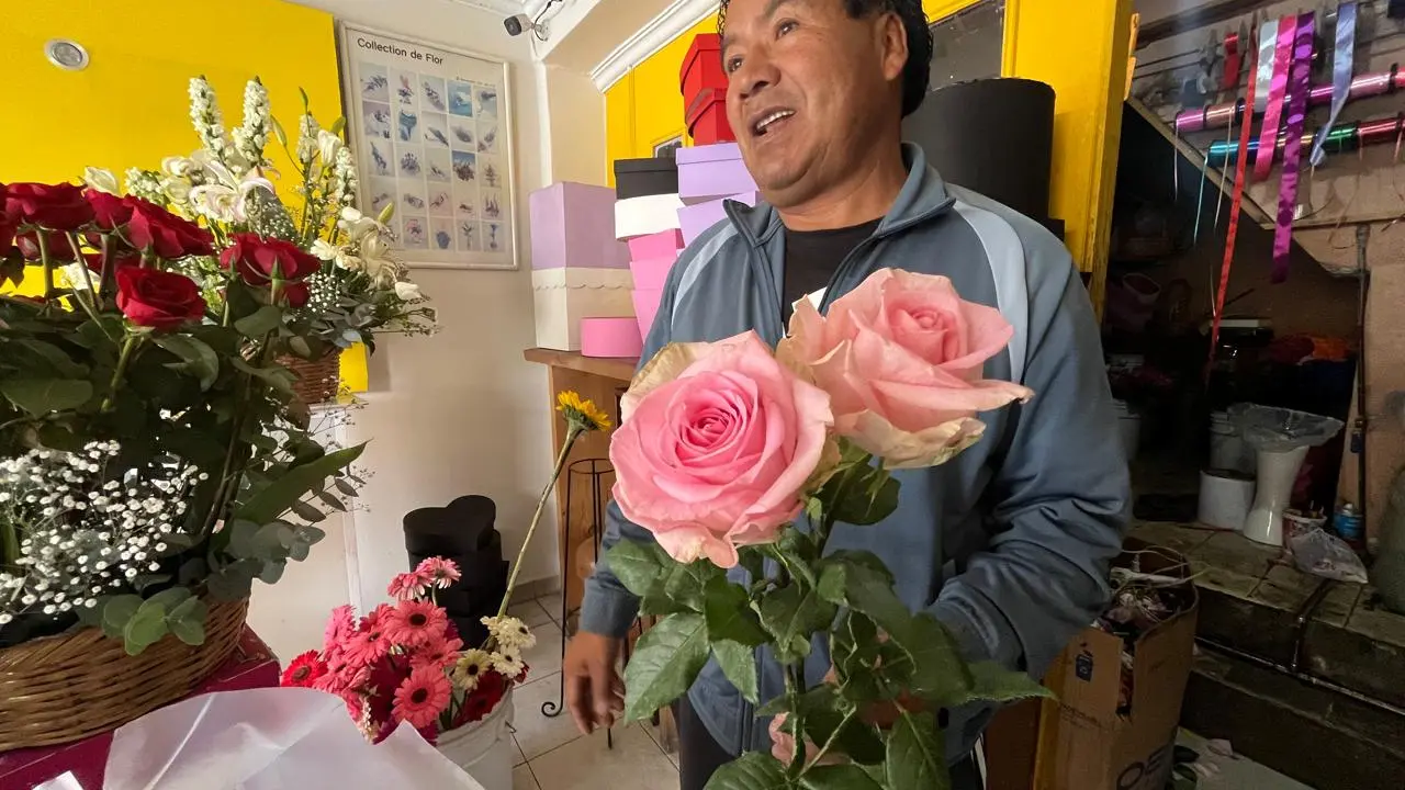 Alberto García, vendedor de flores en Toluca, comentó que el alza en los precios de las flores inició hace 15 días. Foto: Posta.