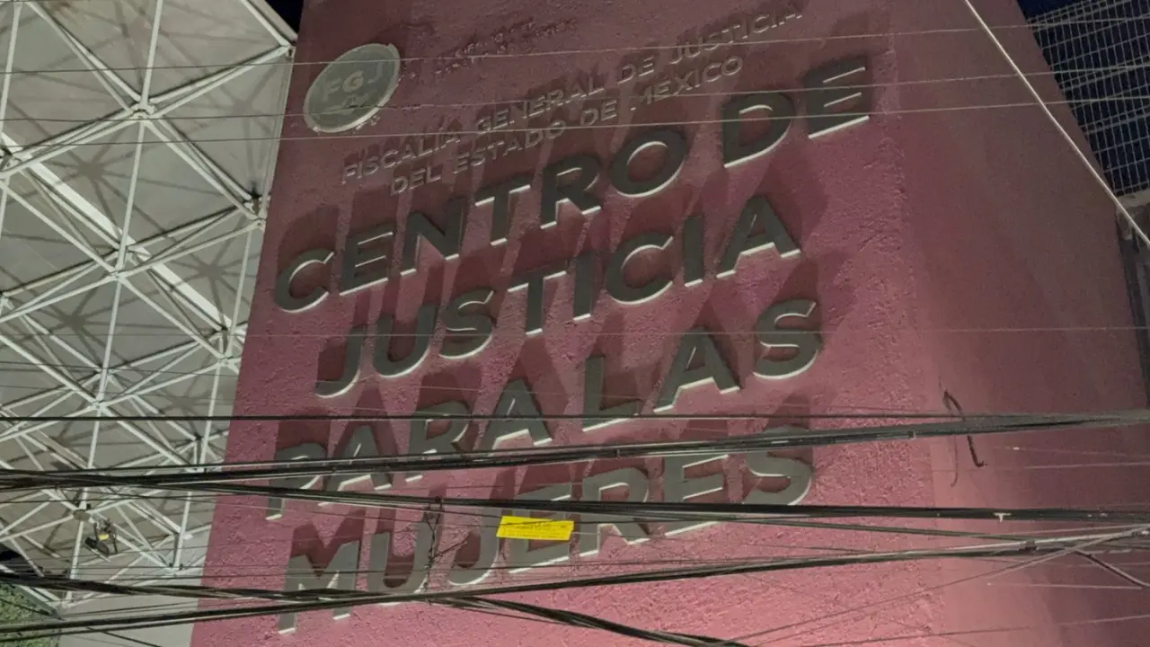 Se espera que la madre del recién nacido sea trasladada el edificio rosa de la Fiscalía mexiquense para que rinda su declaración sobre los hechos. Foto: Posta.