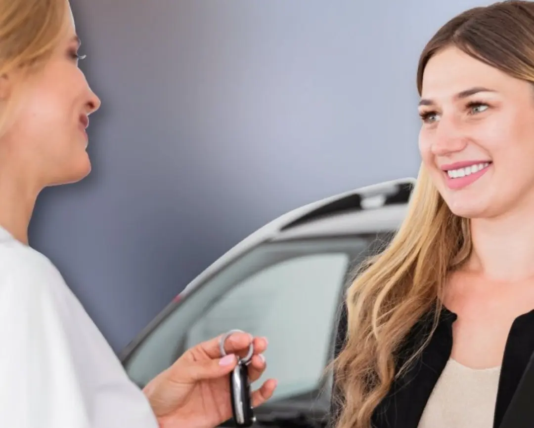 Una mujer entregando las llaves de su auto a la nueva dueña. Foto: Instituto de Control Vehicular.