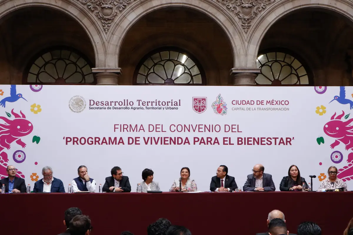 Firma de convenio Vivienda para el Bienestar. Foto GobCDMX | Canva