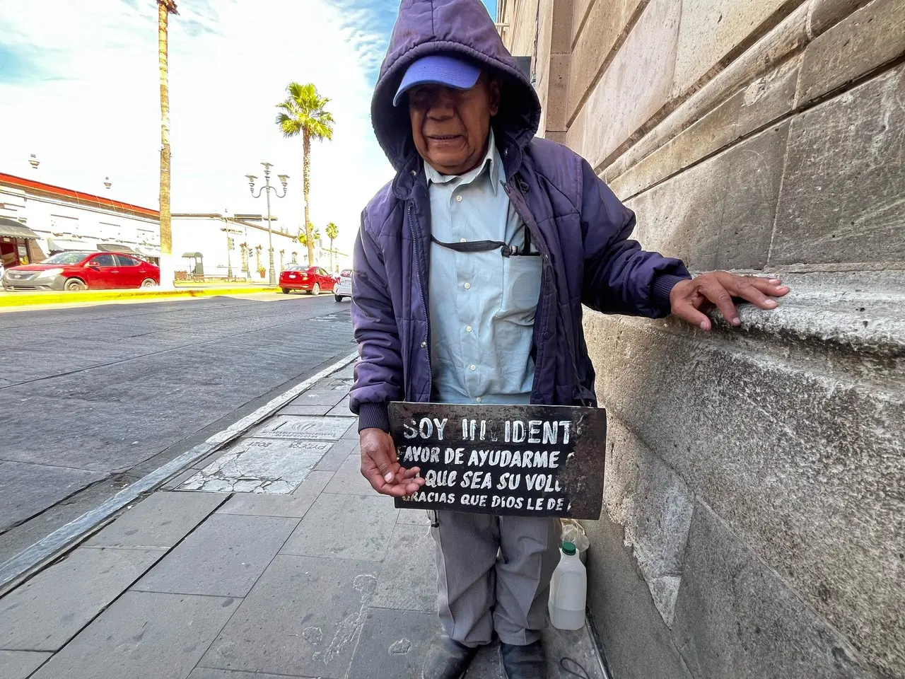 A consecuencia del consumo de sustancias nocivas, Maurilio se quedó sin vista. Foto: Alejandro Ávila.